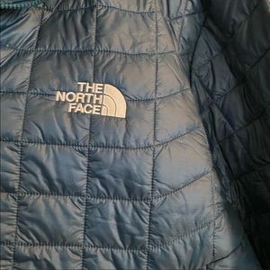Selling Mens North Face Thermoball Light weight jacket.
